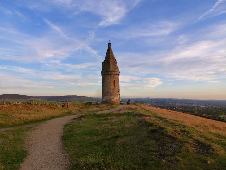 paul_steele's tweet photo. Hartshead Pike – The Edge of the Pennines at Dusk | BaldHiker https://t.co/z9uPPJVZyV https://t.co/5kmFtEquLL