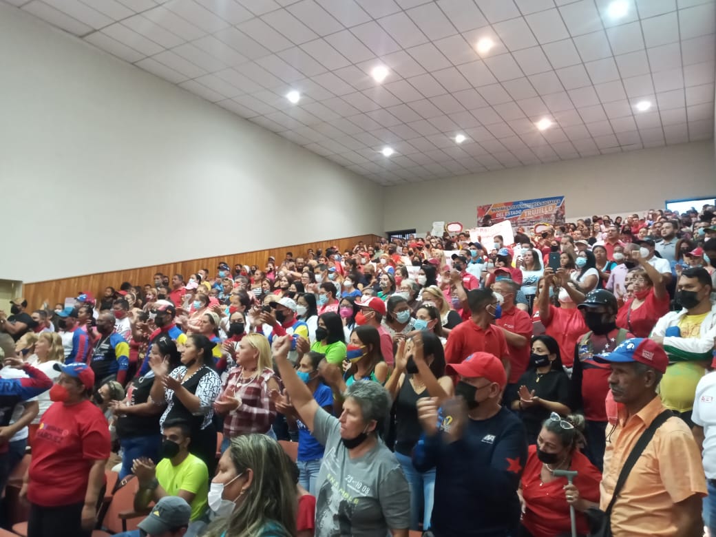 GobTrujillo's tweet photo. En el Foro Bolivariano de Valera y rumbo al #CongresoNuevaÉpoca, se juramentaron los equipos municipales de Valera, Escuque, Motatán y Carvajal.

📌"Vamos hacia la organización y repolitización de todos los sectores" expresó el gobernador @Gerardo4fPsuv https://t.co/O6anB6cKlb