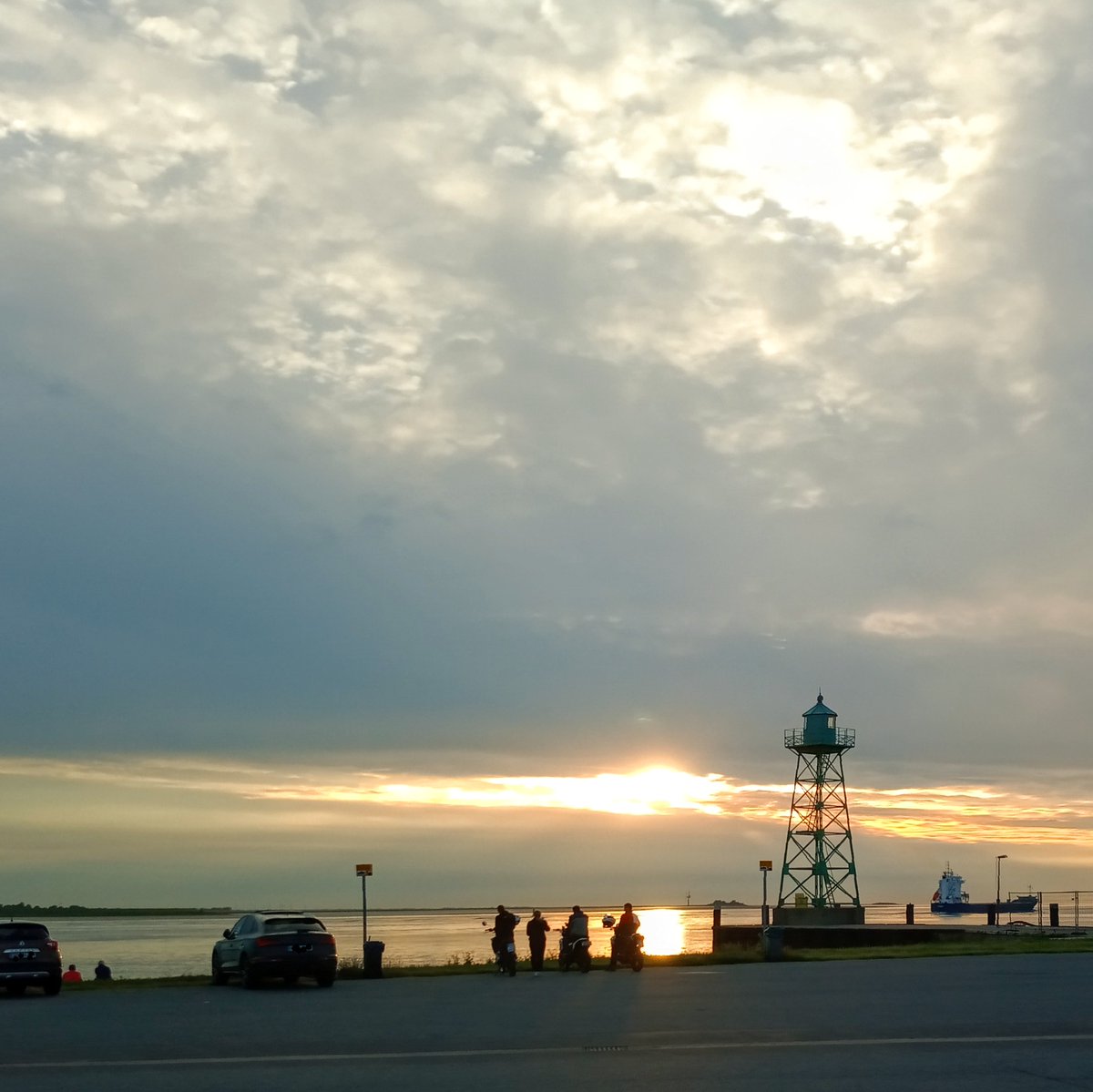 Geestemünde-Platz: Parkplatz an der Südmole. Bei Sonnenuntergang finden sich hier die Romantiker ein, um die schöne Aussicht am Leuchtfeuer über die Weser zu genießen.

1869 stand erstmals ein Leuchtfeuer an der Stelle (Höhe 8,30 m). Das jetzige steht dort seit 1924 (15,40 m).