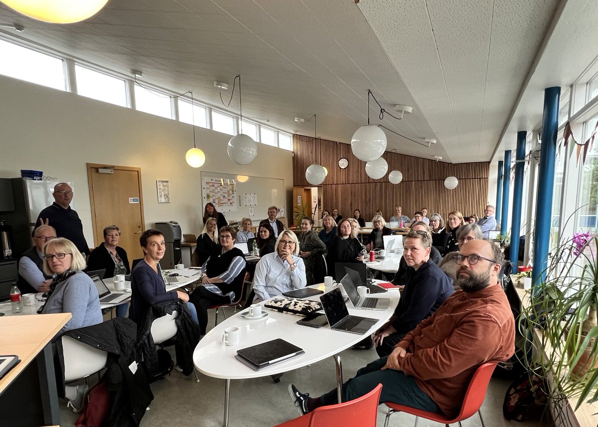 Stjórnendur úr grunnskólum í borgarhluta Rvk 2 mættir til okkar <a href="/BergmannGudm/">Bergmann Guðmundsson</a> til að kynna sér hvernig hægt er að nýta tæknilausnir til betra samstarfs í starfi - takk fyrir okkur @bjorngunnlaugs og co 🫡 #menntaspjall