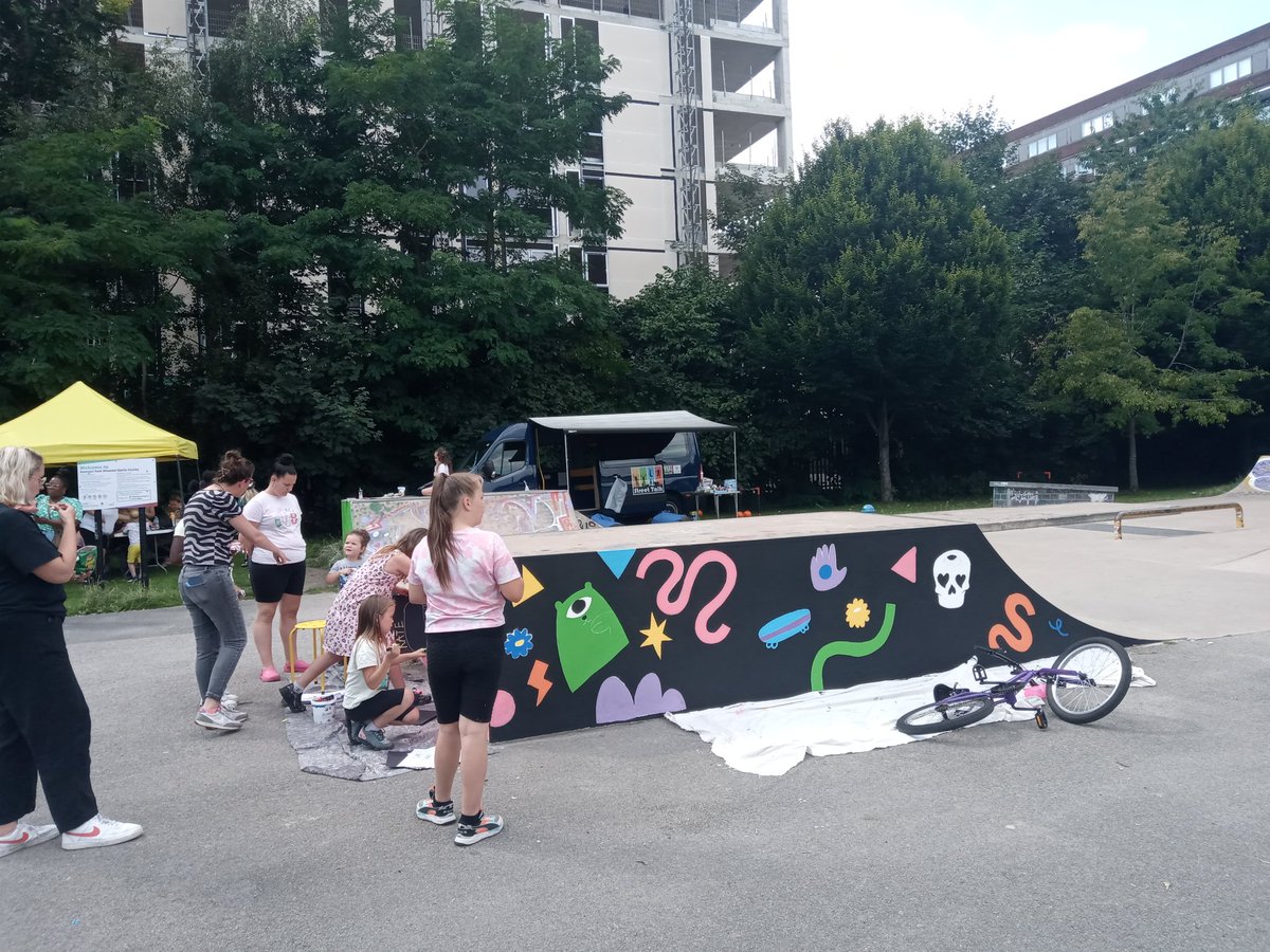 What a great day at Seymour Park.
The young people raised their own money for the artist and contributed to the designs.

Thanks to eveyrone who came down and was so creative

#youthwork #trafford #creative #fun #stayconnected #seymourskatepark