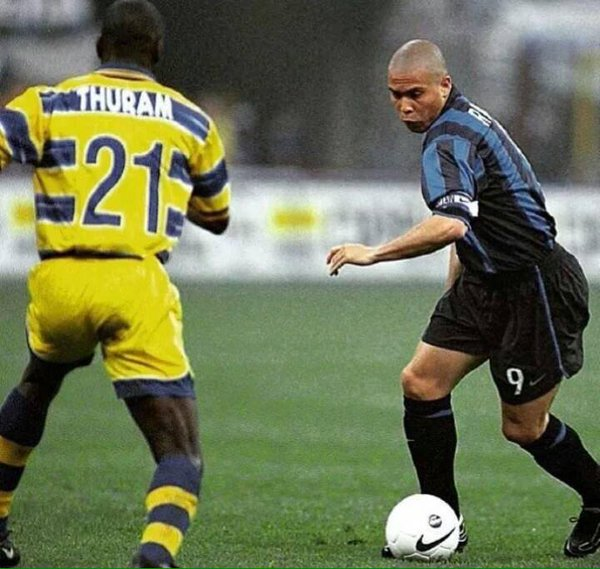 'Ronaldo'yla ilk kez Parma'dayken karşılaştım. Maç başladı ve karşımdaydı. Size nişan alıyor ve topu öyle alışılmadık bir şekilde okşuyordu ki büyüleyiciydi... Ve tüm bunları daha önce hiç görmediğim bir hızda yapıyordu.' - Thuram