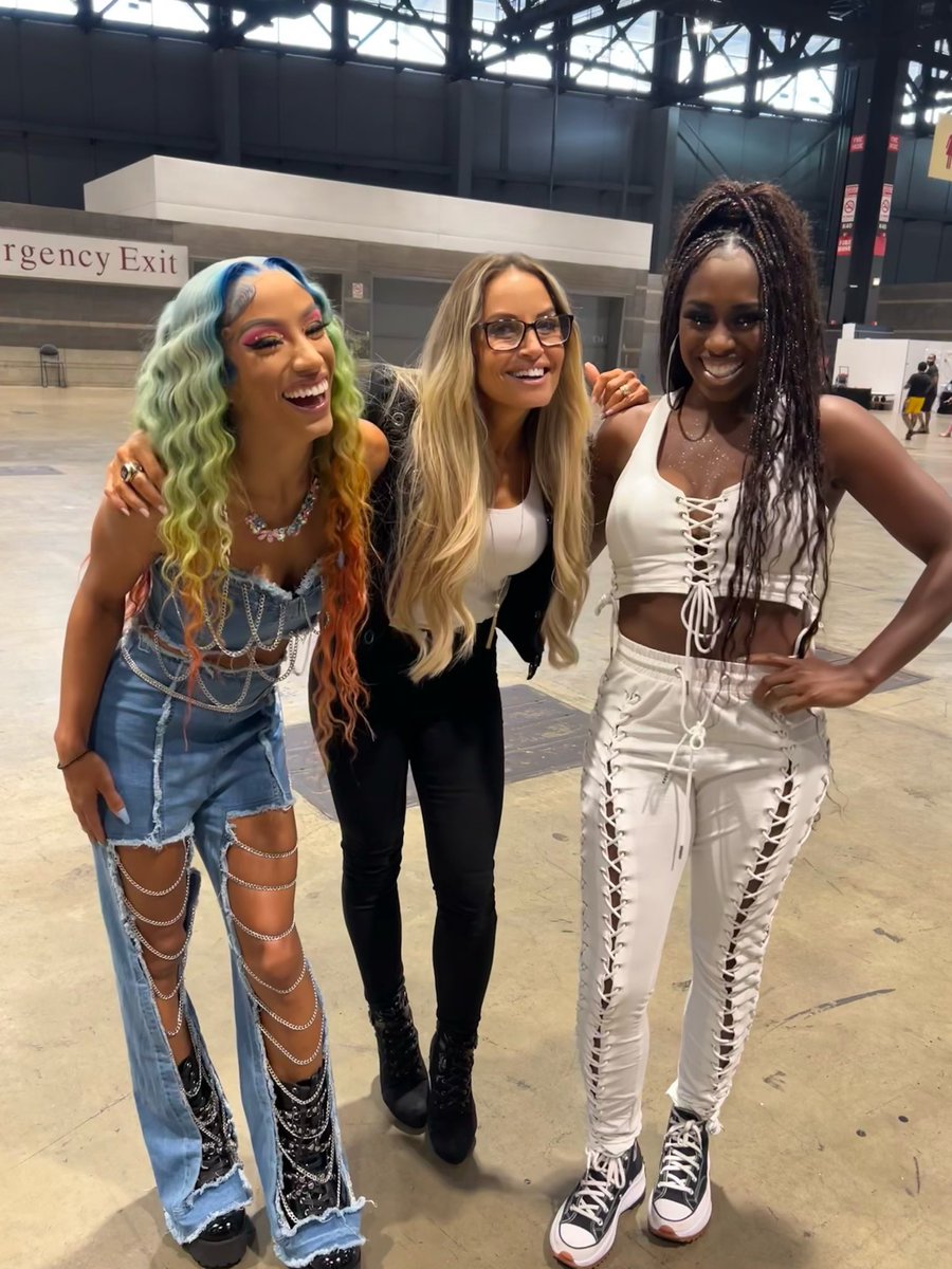 RT @WrestlingWCC: Sasha Banks, Trish Stratus, and Naomi at C2E2 https://t.co/mhHO2uT0Sx