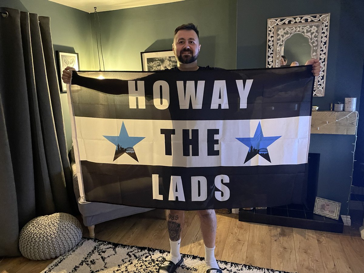 Absolutely buzzing with my flag off my mate @FawcettSte! Cheers mate! HOWAY THE LADS!! #NUFC