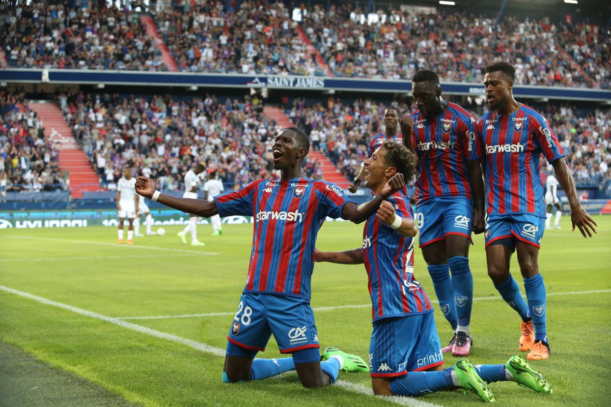 SMCaen's tweet photo. On se sent comment la #TeamSMC après cette deuxième victoire en @Ligue2BKT ? 🥰

#SMCaen #TeamSMC #SMCFCM https://t.co/DL2TmSu7lo