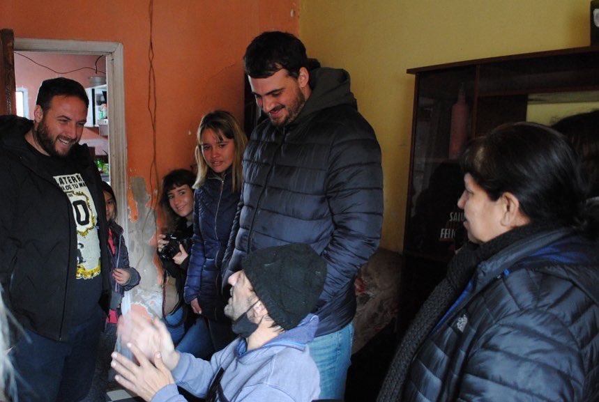 MariaAlvaOK's tweet photo. Vi como la economía popular y los trabajadores y trabajadoras siguen generando sus propios trabajos desde capacitaciones para trabajar en obras hasta un productivo de calzados. ✊
#barriofiorito #villaalbertina #frentepopulardariosantillan #fpds #TrabajadorxsdelaEconomiaPopular https://t.co/zshpcLFWEl