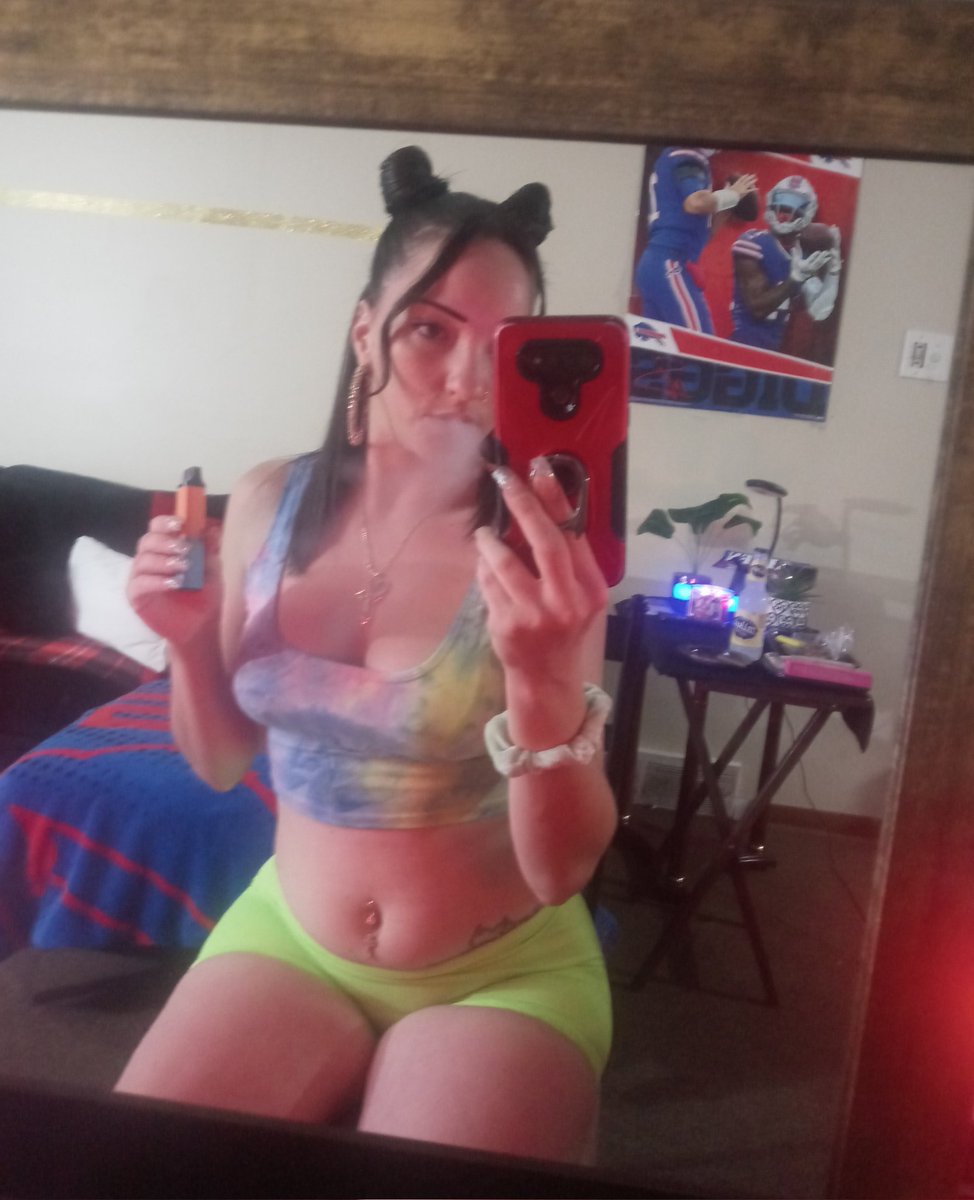 StoneColdKay_'s tweet photo. #SummerShit 💚 https://t.co/Od1RFgwX7b