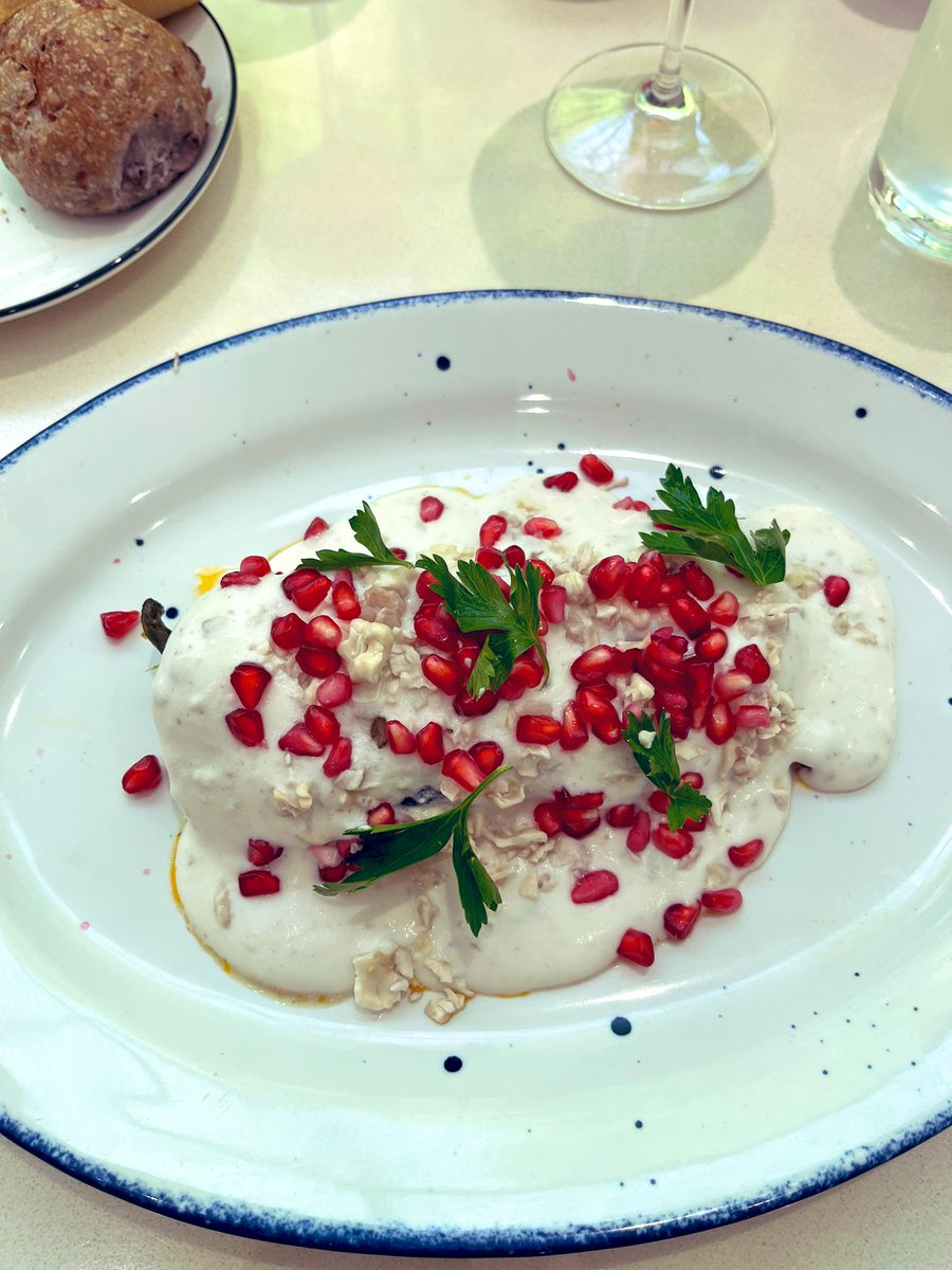 Les vengo a decir que el chile en nogada de El Restaurante Palacio de Perisur en CDMX está 
ex- qui- si- to 👍🤤😍