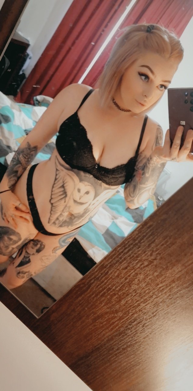 Hair cuts can male all the difference! Feeling like a cute little devilish minx now! #shorthair #onlyfansgirl #onlyfansbabe #onlyfanspromo #tattoos #tatooed #freckles #frecklesarehot #pinkhair #BLACKPINK #lingerie #piercings #girls #babedelicious #sexy #kawaii #kawaiigirl https://t.co/FLGsRCA4DN