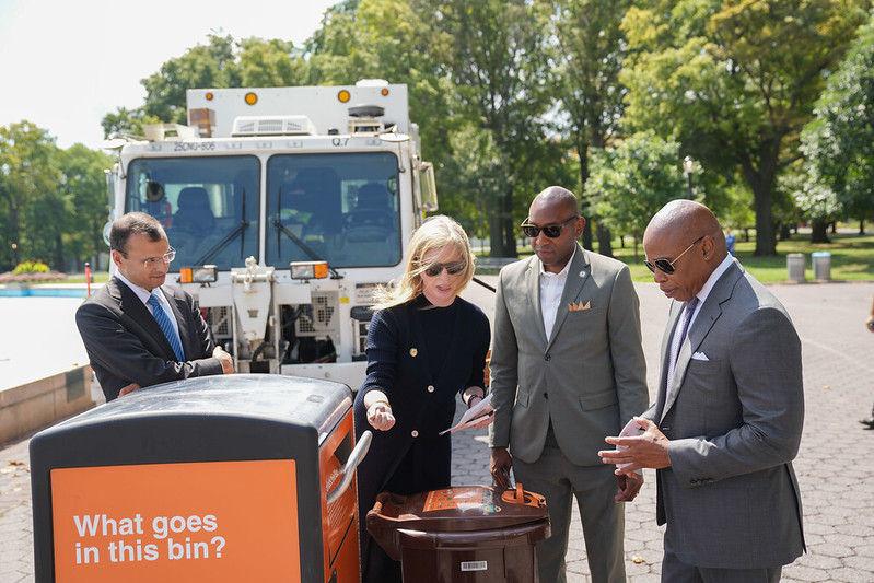 QnsBPRichards's tweet photo. What a historic day for Queens and our environment. Thrilled to have joined @NYCMayor, @NYCSanitation in announcing the nation's largest curbside composting program that will begin right here in The World's Borough this fall.
 
The brown bins are back, Queens! https://t.co/EMSvbx61Jv