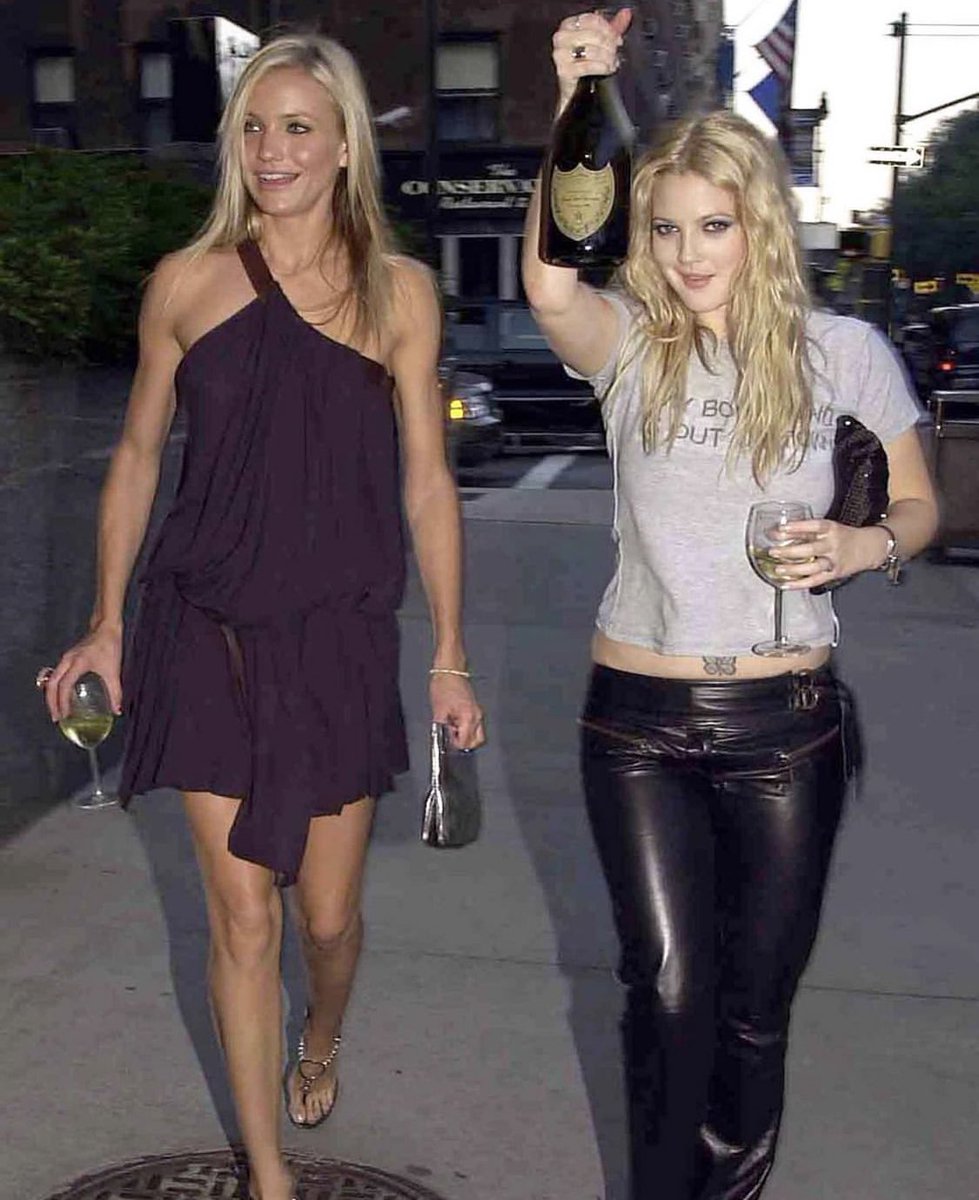 RT @2000sthetic: cameron diaz and drew barrymore drinking while arriving charlie’s angels premiere, 2003 https://t.co/XFBhDvdJvo