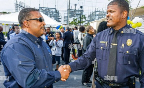 DavidPNaNet's tweet image. Aqui Cidadão!

O contexto da foto é que eu e meus colegas estávamos em um evento comunitário na minha cidade natal

Saldade daqueles tempos, e eu estou meio diferente na foto porquê eu era bem mais jovem 😅