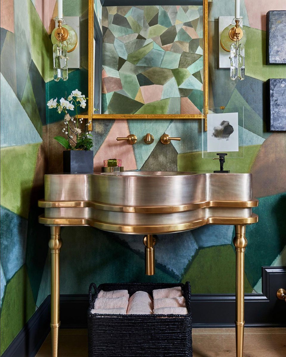 It’s hard to believe two and half years have passed since our first Quintana Collection Vanity installation. Designed by Kara Cox, it pairs satin brass and burnished nickel to create a delicate, handcrafted showstopper. Learn more: thompsontraders.com/product/quinta… #ThompsonTraders #Bath