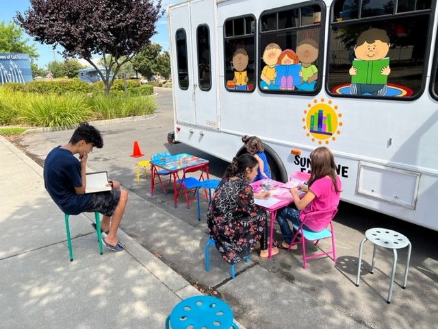 JoyceElementary's tweet photo. Joyce families visit the Sunshine Book Mobile on Friday, their very first stop! They will be at Freedom Park on Monday and Friday this week from 10-12. https://t.co/HidiGXlUbK