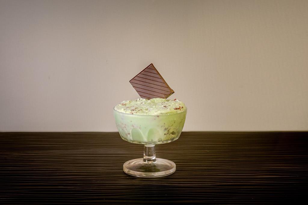 Otro sabor que lleva mucho tiempo con nosotros la menta con cocholate conocido como after eight. ¿Sabías que que la mítica chocolatina surge en 1962 en West Yorkshire U.K.?Fue elaborada hasta 1988 por la marca Rowntree y desde entonces Nestlé es propietaria de la empresa.