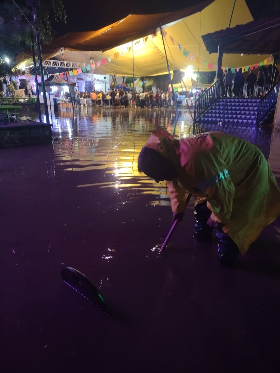 XochimilcoAl's tweet photo. 👷‍♀️👷Desde la tarde - noche de ayer y hasta este momento, las brigadas continúan realizando labores de limpieza, retiro de azolve, desazolve manual y con vactor de coladeras en la Privada del Puente, en la calle 20 de Noviembre, y en la plaza cívica de Santa Cruz Acalpixca. https://t.co/drSCMWaEhR