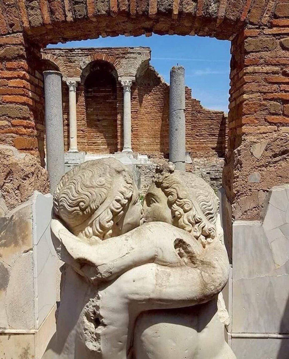 gandalf_u's tweet photo. Besos eternos

Eros y Psique, escultura de Domus de Eros y Psique Ostia antigua https://t.co/0VXDVnzVev