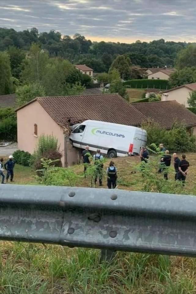 Anthonysarti201's tweet photo. Les livraisons à domicile ça va trop loin . https://t.co/zo7XuSkIze