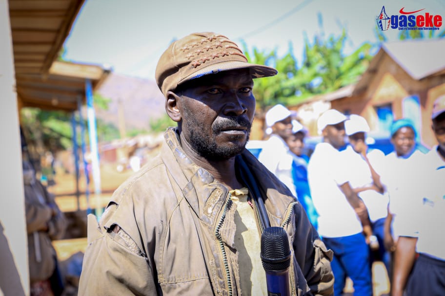 AgasekeTv's tweet photo. #Burundi Pr Ntahomvyariye Lucien , un habitant du quartier #Gasanda "c'est étrange d'entendre bientôt une radio chez nous à @RuyigiProvince ." Et d'avouer, " ça me dépassait même de comprendre comment une personne parle ds une radio, Agaseke FM me sera une réponse et une école" https://t.co/dkTG5bEzji