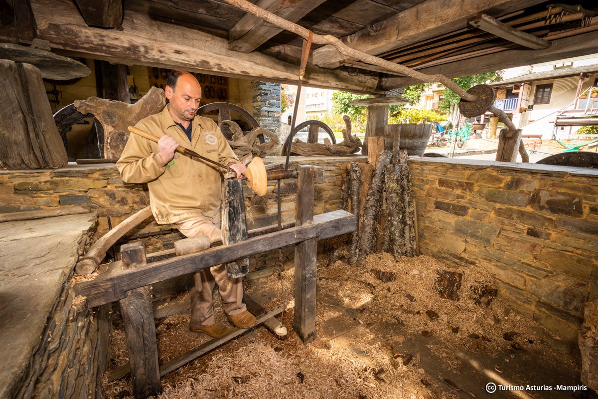 TurismoAsturias's tweet image. ¿Aún no has visitado @MuseoGrandas este verano?  ¡Pues no te pierdas las demostraciones de tornería, la visita guiada Hórreos, paneras y cabazos y su rincón de juegos tradicionales! 👉 ow.ly/p5tb50KeIap
