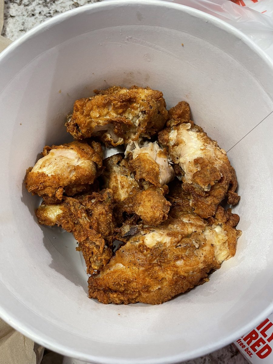 tldean11's tweet photo. Pretty weak 8 piece @kfc drive through! https://t.co/kz4OAkxYTd