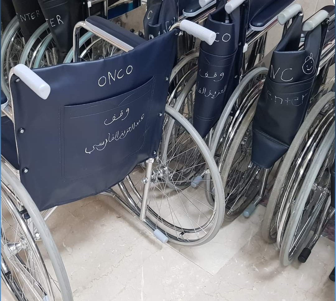 ثمة من يحب عبدالعزيز الفارسي فأوقف هذه الكراسي باسمه، ليبقى "عكازا وذراعا ومسندا  للناس، حتى بعد موته" على حد تعبير kamel yousuf الذي أخذت الصورة من صفحته في فيسبوك.
رحم الله عبدالعزيز وجعل هذا الوقف في ميزان حسناته. وألف شكر لمن جعل هذه الفكرة موضع التنفيذ.