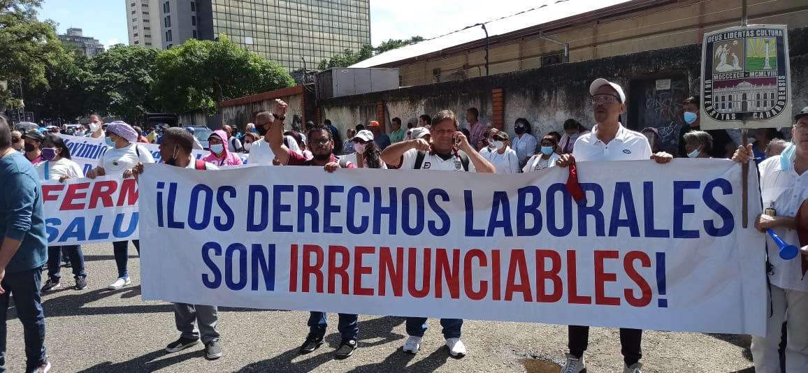 LilianaCMY's tweet photo. #PagoDelBonoVacacionalCompletoYa #RespetoALosDerechosLaborales #DeroguenInstructivoONAPRE docentes, trabajadores y trabajadoras en las calles defendiendo sus derechos @OITAndina @CIDH @mbachelet #Venezuela #Carabobo https://t.co/MRJShY14jz