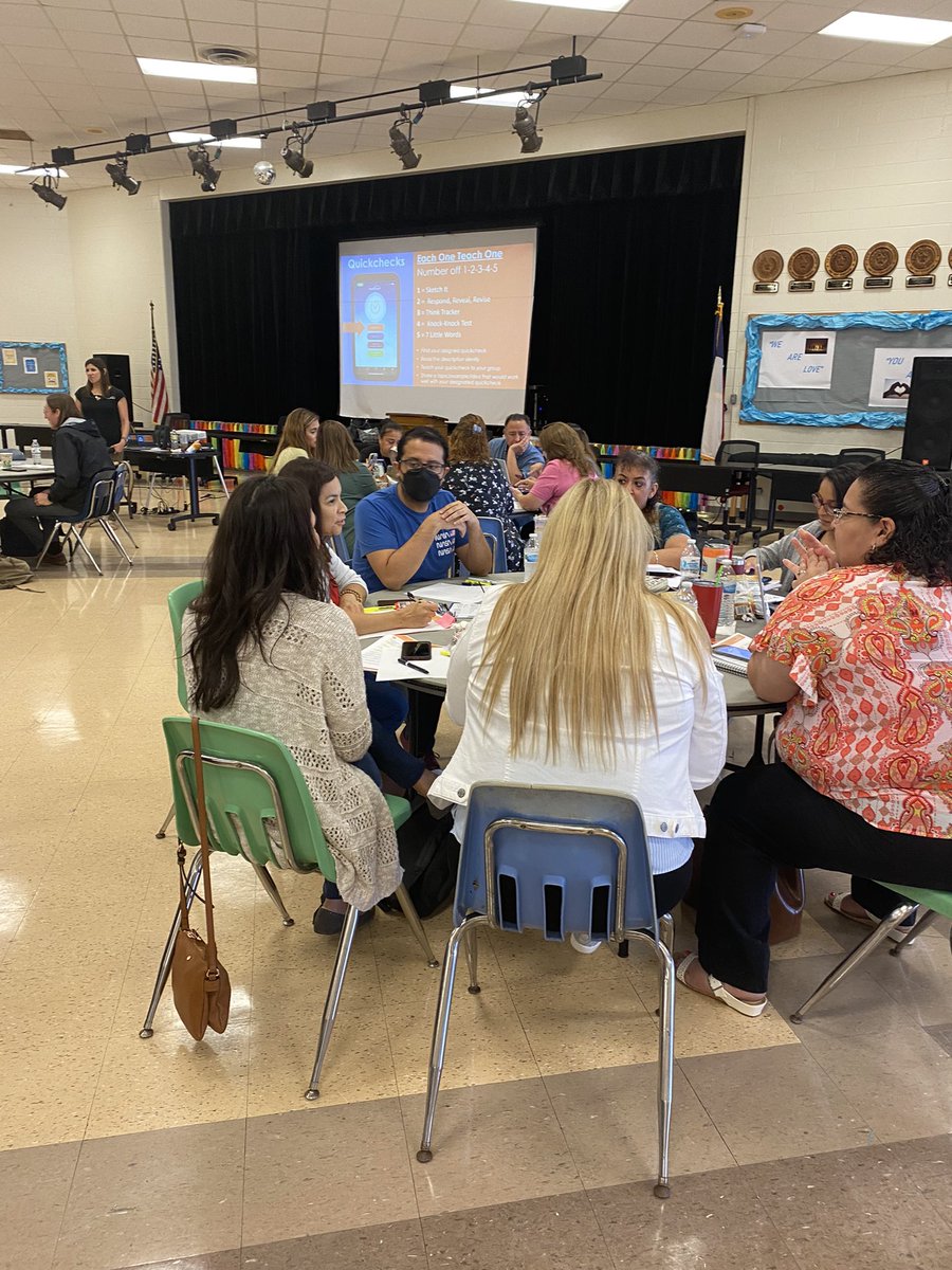 LauraCueva10's tweet photo. Great learning with @lead4ward @stephanieLCZ  #engaginglearners https://t.co/UHFE8Zahdd
