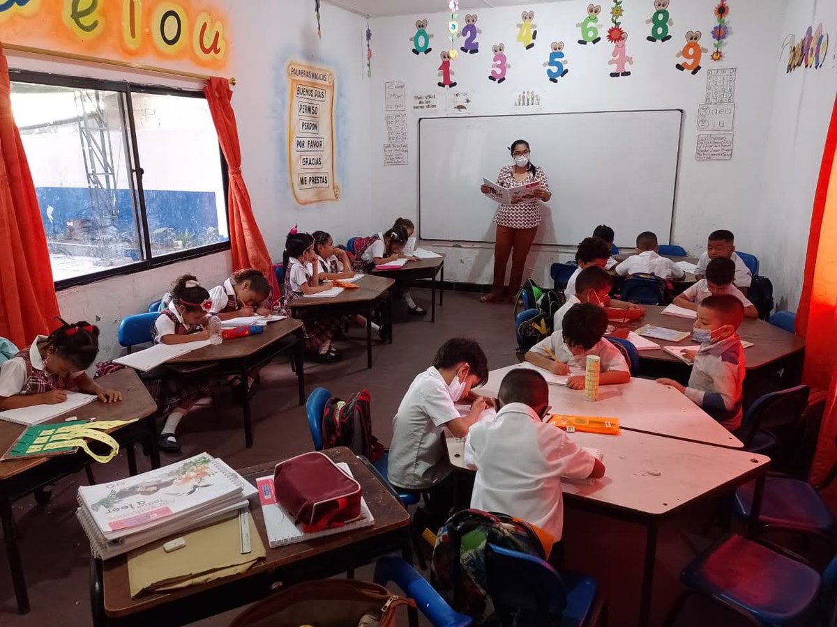 ElviraGranad's tweet photo. Bienvenido Ministro @agaviriau, @PTA_Colombia ha sido y será un gran apoyo a los maestros y estudiantes de Colombia, la felicidad de los niños al entregarles un texto, la felicidad de un maestro al apoyar con estrategias su labor es algo inigualable. #PTAsaludaalMinistroAGaviria https://t.co/9ifIy3XJEp