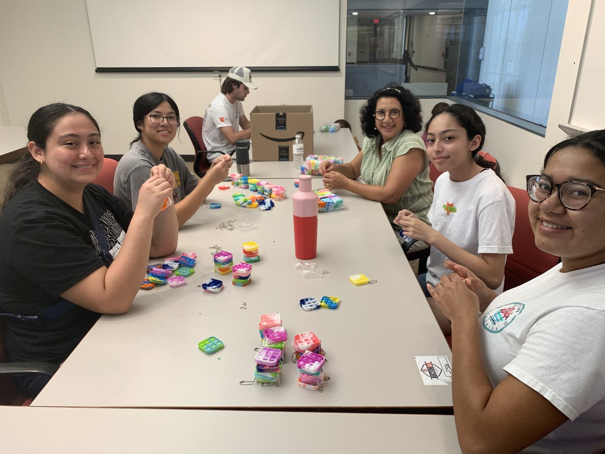unitedtolearn's tweet image. A BIG THANK YOU to the volunteers who helped us prepare #LearningLaunch supplies for our #U2LSchools!
A few weeks ago we had volunteers help us make gift card trees, healthy snack baskets, &amp;amp; attendance incentives! Thank you to everyone involved!
#LearningLaunch2022 @dallasschools