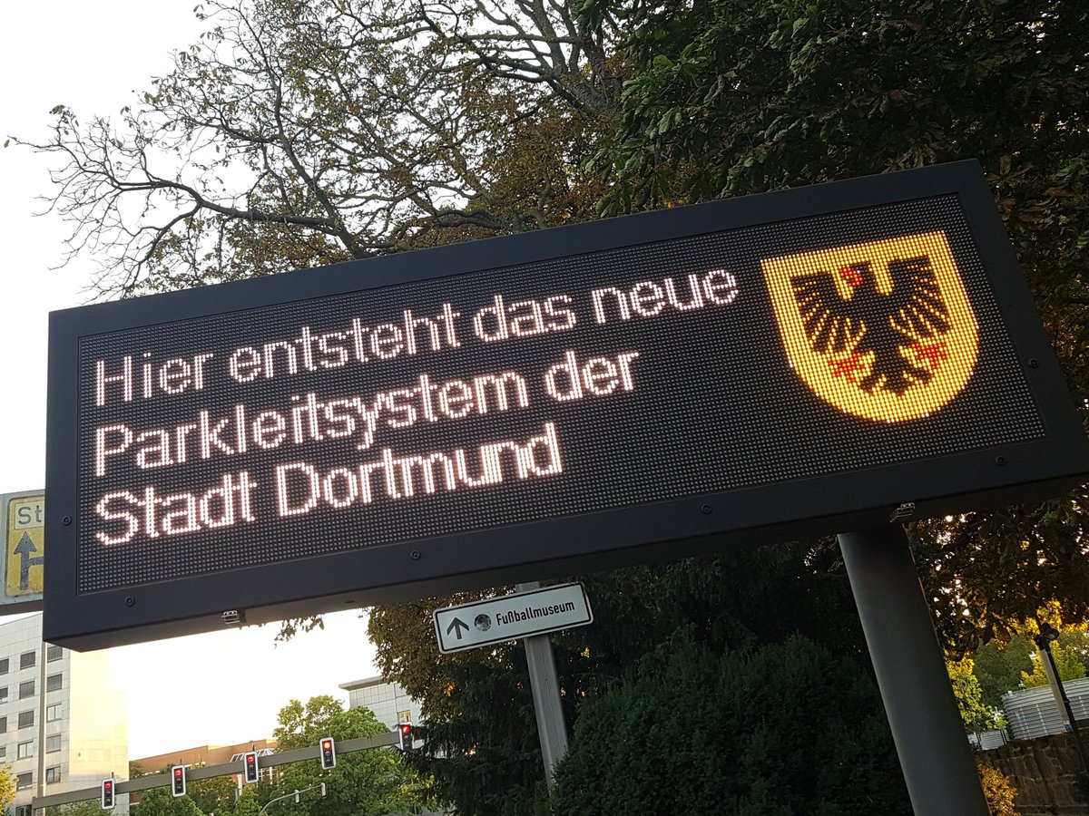 SMCDortmund's tweet photo. Welcher kluge Kopf bei der @stadtdortmund könnte denn vielleicht mal aufs Knöpfchen drücken und diese Displays so lange abschalten, bis das #Parkleitsystem wirklich läuft? #Dortmund #Energie https://t.co/39mnTIQmhC