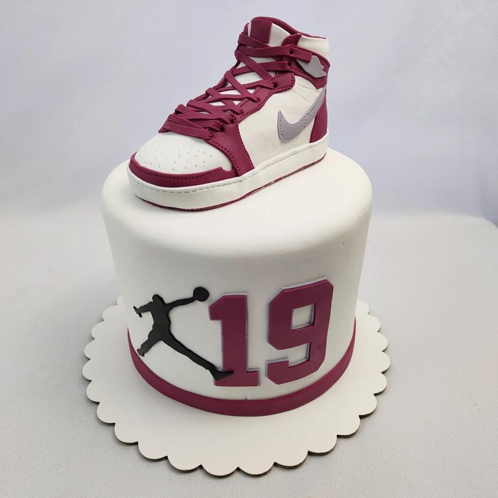 Arriba 82+ imagen cumpleaños pastel de jordan Abzlocal.mx