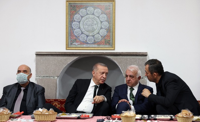 Cumhurbaşkanı Erdoğan, Hüseyin Gazi Cemevi’nde Alevi ve Bektaşi derneklerinin temsilcileriyle bir araya geldi ve Muharrem ayı iftarına katıldı bit.ly/3zDBOdO