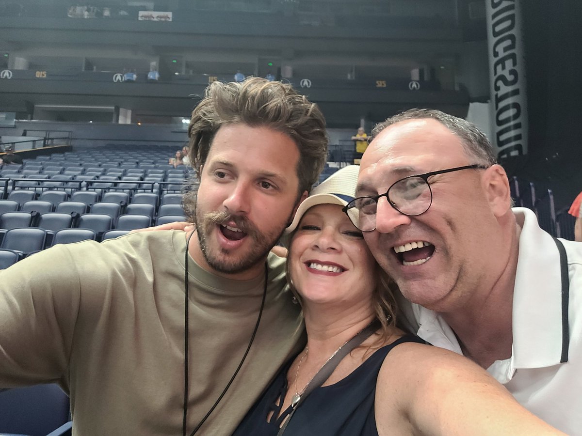 papercupofrain's tweet photo. @rodstewart Being treated to your AMAZING SHOW by your very kind,sweet &amp; generous son Liam❤️after a long drive from Ontario,late &amp; searching for tx to your sold out show, we were asked to take a 📸 from a beautiful group of ppl,which led to an unforgettable experienceTHANK U @DiscoStew94 https://t.co/1BqiZuqMwX