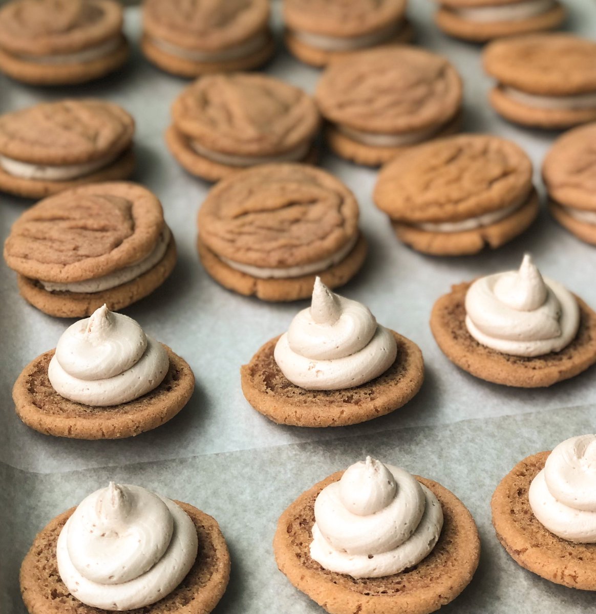 This weeks sammy is root beer float. Two root beer brown sugar cookies sandwiched together with vanilla root beer frosting! Tasty summer treats in cookie form. Available in the shop starting Tuesday or in Fridays delivery box: bloomcookieco.ca/apps/builder?b…