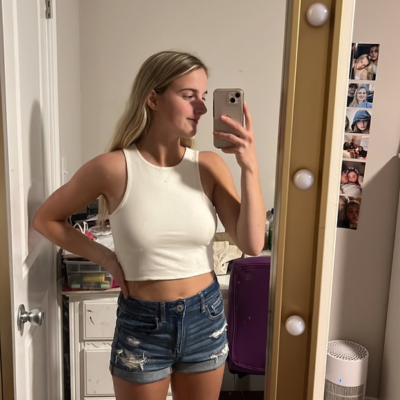 alliefeld16's tweet photo. So good I had to share! Check out all the items I'm loving on @Poshmarkapp #poshmark #fashion #style #shopmycloset #berniedexter #pacsun #forever21: https://t.co/bZqx09K47q https://t.co/btQ1U7EXme