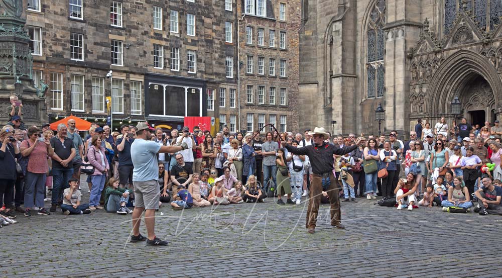 ArchWhite2's tweet photo. @edfringe First full week of #edfringe #entertainment on the Royal Mile #edinburgh professional street performers and promising actors promoting shows kept the High Street busy. @toddvarious
@UnstableActs
@YoungPleasance @pleasancefuture #TheTrial https://t.co/POA4mk3aOd