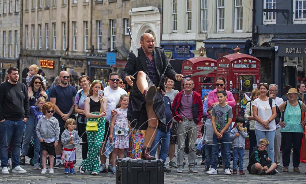 ArchWhite2's tweet photo. @edfringe First full week of #edfringe #entertainment on the Royal Mile #edinburgh professional street performers and promising actors promoting shows kept the High Street busy. @toddvarious
@UnstableActs
@YoungPleasance @pleasancefuture #TheTrial https://t.co/POA4mk3aOd