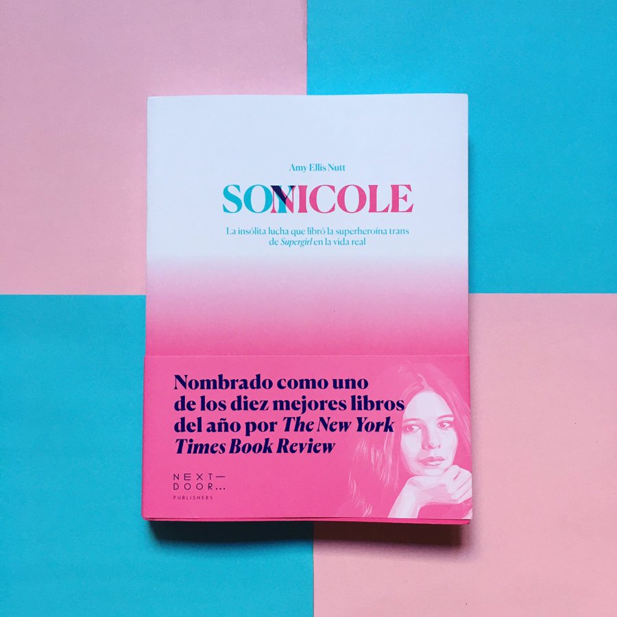 ‘Soy Nicole’ (@NextDoorPublish), escrito por <a href="/amyellisnutt/">Amy Ellis Nutt</a>, ilustrado por @SayaSolana, editado por <a href="/__Oihan/">Nate Clark</a> y diseñado por <a href="/exestudi/">Ex. estudi</a> me abrió la mente y el corazón a otra realidad. Es fuente de empatía y comprensión. Y es un librazo. 

📖 bit.ly/SoyNicole_ND
#StopTransfobia