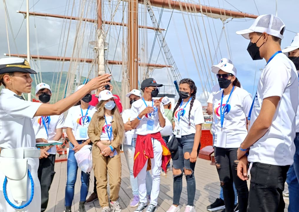 Bolipuertos__ve's tweet image. #Conoce 📌 100 estudiantes merideños del Intercambio Regional promovido por @Gob_LaGuaira  conocieron las bondades que ofrece @laguaira_puerto y @BolipuertosTEC además de visita guiada a nuestro Embajador Sin Fronteras @AbSimonbolivar 🇻🇪 #08Agosto