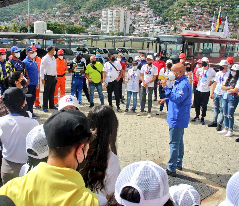 Bolipuertos__ve's tweet image. #Conoce 📌 100 estudiantes merideños del Intercambio Regional promovido por @Gob_LaGuaira  conocieron las bondades que ofrece @laguaira_puerto y @BolipuertosTEC además de visita guiada a nuestro Embajador Sin Fronteras @AbSimonbolivar 🇻🇪 #08Agosto