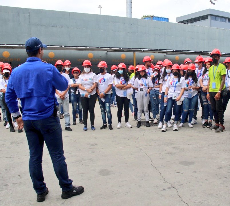 Bolipuertos__ve's tweet image. #Conoce 📌 100 estudiantes merideños del Intercambio Regional promovido por @Gob_LaGuaira  conocieron las bondades que ofrece @laguaira_puerto y @BolipuertosTEC además de visita guiada a nuestro Embajador Sin Fronteras @AbSimonbolivar 🇻🇪 #08Agosto