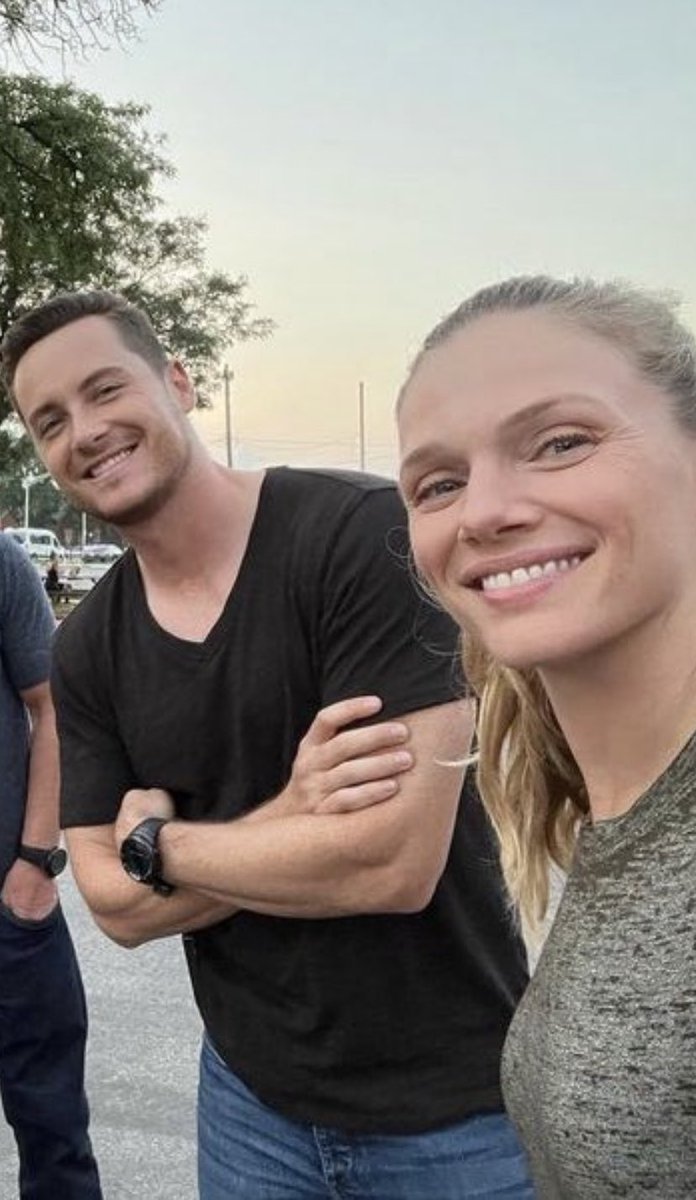 Curlywriter31's tweet photo. Adoro che con i loro sorrisi illuminano la foto! ๐คฉ best partnership always ๐คฉ #upstaed #trasse #chicagopd https://t.co/XMe0nbwKvH
