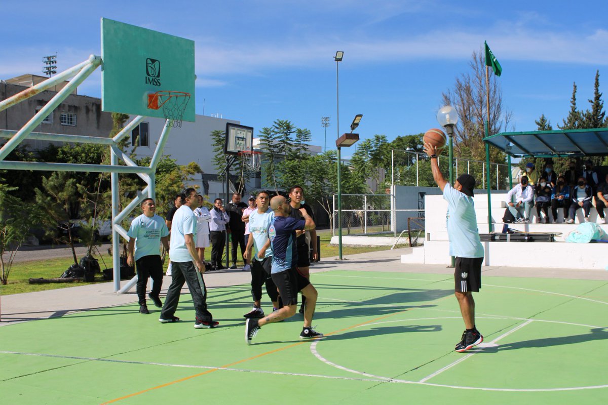 IMSSQueretaro's tweet photo. 📍 El #IMSSQuerétaro organizó un mini torneo de básquetbol entre trabajadores de diversas áreas para promover la  #ActividadFísica con el lanzamiento del programa #PREVENIMSS+. ⛹🏽⛹🏻‍♀️ 🏀

#SanaAlimentación y Date tiempo, chécate en #PREVENIMSS 🧑🏻‍⚕️🩺 https://t.co/v23naE0wDL