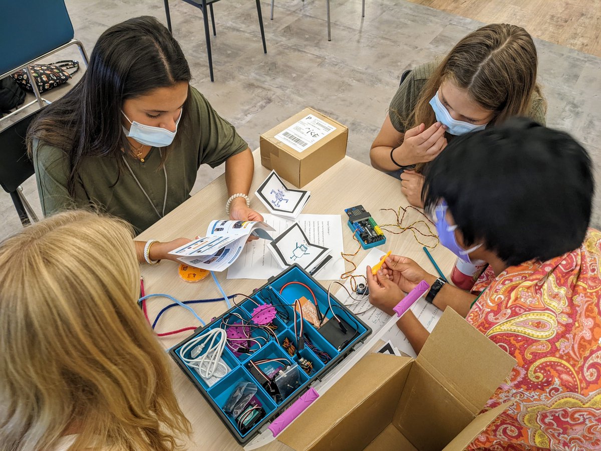 kswilkens's tweet photo. Now #BioMedTechGirls are getting hands-on with robotics by coding the @DobotArm and bringing their designs to life with #HummingbirdBit!
@UVALinkLab @birdbraintech @TeenTechGirls @UVAEdu
https://t.co/LsV4Xct3hJ https://t.co/mAFCBJH6gH
