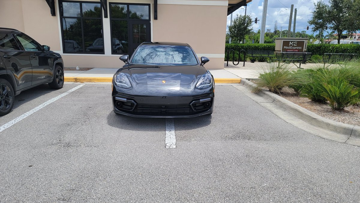 drive_to_win13's tweet image. Very full parking lot when I see this guy parked right in front of the location. If I had a junk vehicle I would pin him in. #hatethis