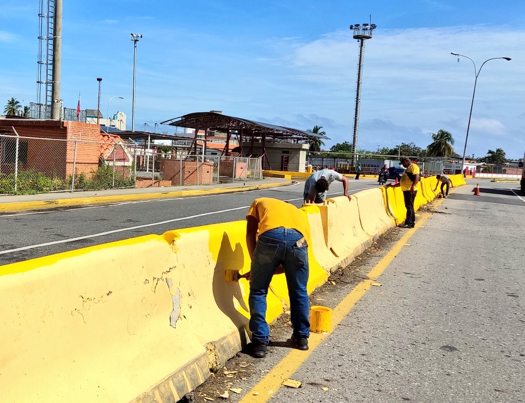 Bolipuertos__ve's tweet image. #TeInformamos 🧰 Personal de Servicios Generales del @P_PuertoCabello desarrollan Plan de Embellecimiento Portuario consolidando el desmalezado de 2 mil 123 metros de terreno y la demarcación de 600 metros de brocales #08Agosto