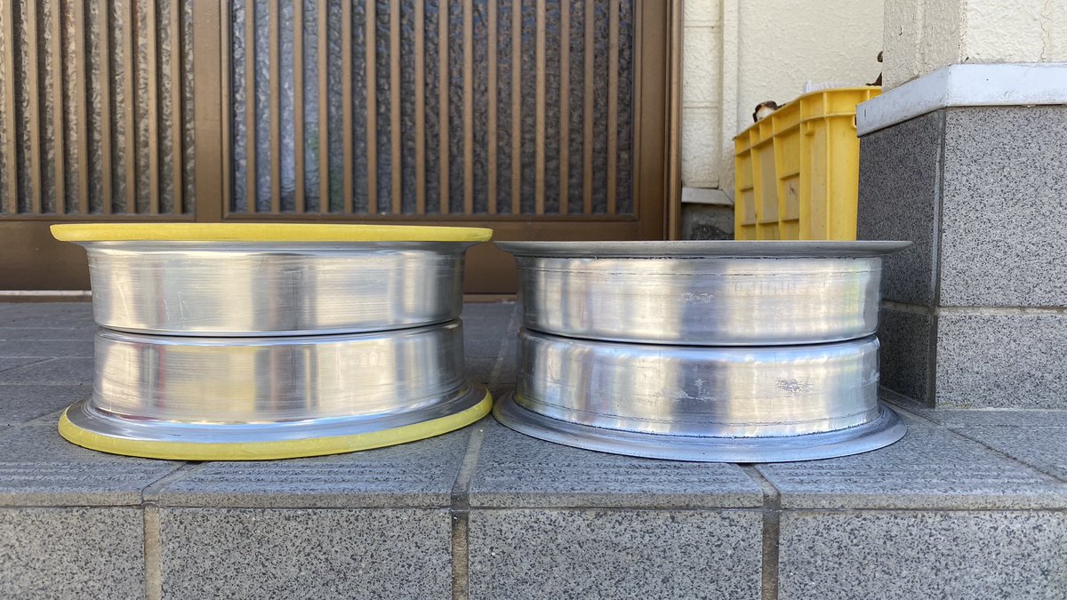 PRETTYCAT27's tweet photo. Gクラフトとゲップスピードの10インチ4Jを比べてみました。
画像見て分かるように黄色のマスキングしてある方がGクラフトです。約9mm違うようです。これをフロントノーマルフォークに飲み込ませようとすると加工内容が違うと思います。 https://t.co/sw5GK2ObV8