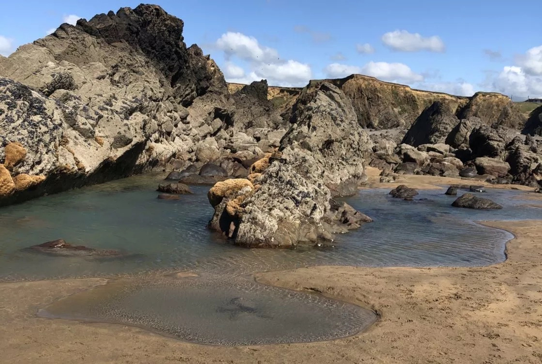 📍B U D E | V I S I T O R | G U I D E📍
Are you visiting Bude this summer? Our local guide reveals all you need to know [LINK IN BIO]...
🏖 Best beaches to visit
🦐 Favourite places to eat
🅿️ The best car parks
🔋 Electric charging points
🥾 Local walks
🌊 Wate