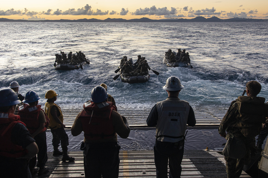 Our always faithful #Marines just doing what they do best! 💪 #BlueGreenTeam #philippinesea 📍 

#USMarines with Battalion Landing Team 2/5, 31st Marine Expeditionary Unit, paddle out during a boat raid debarkation aboard #USSNewOrleans Aug. 2. 

📸 : by Sgt. Danny Gonzalez